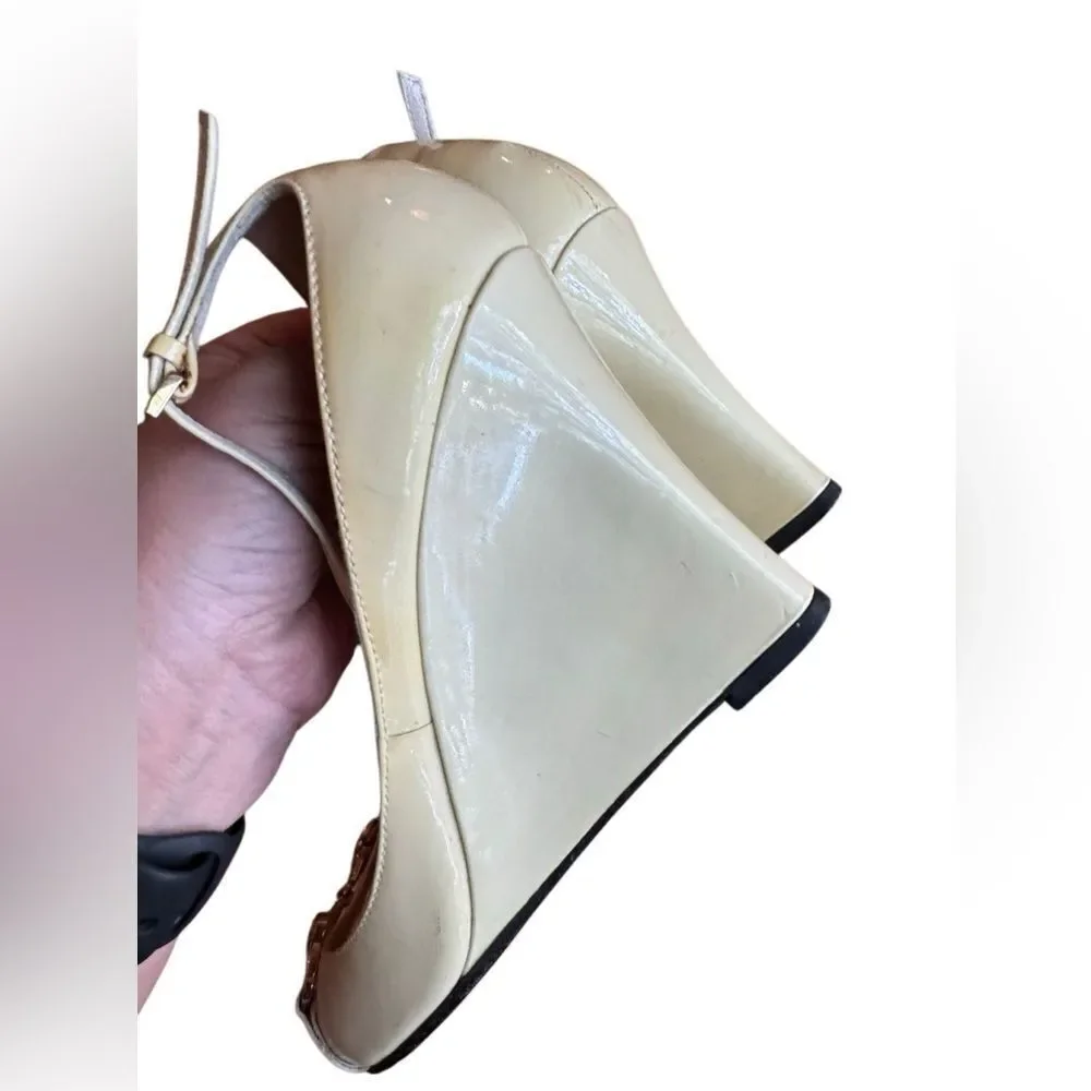 Gucci Women's Horsbit Accent Patent Leather Open Toe Wedge - Size 9